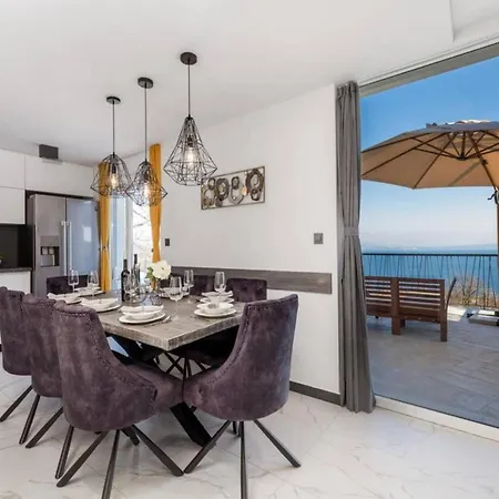 Stunning With Panoramic View Vila