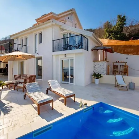 Stunning With Panoramic View Vila